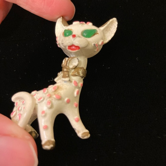 Vintage 1960s Trifari Cat Pin - Green Rhinestone Gem Accents, Pink Spots - Picture 5 of 13